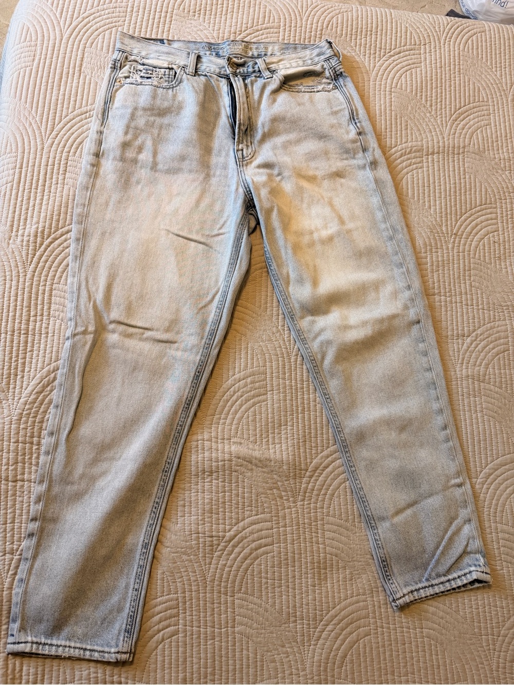 American Eagle Outfitters Light Wash Mom Jeans